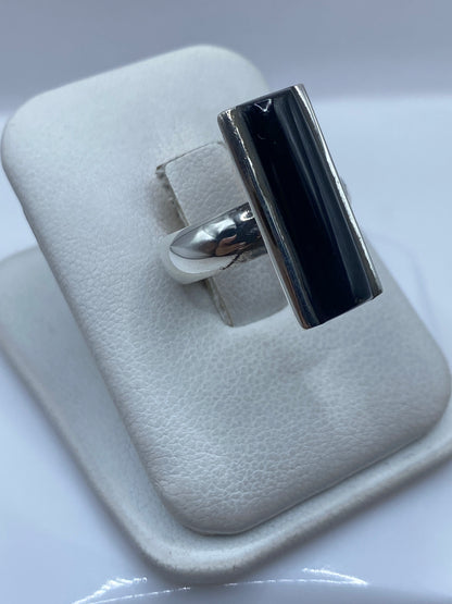 Vista frontal del anillo de plata .925 con piedra de ónix negra pulida