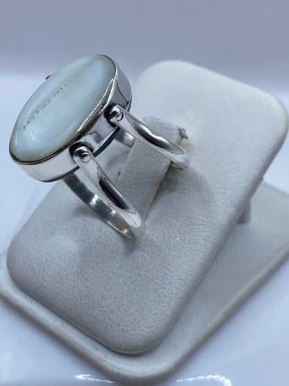 Anillo con perla blanco desde arriba mostrando la luminosidad nacarada