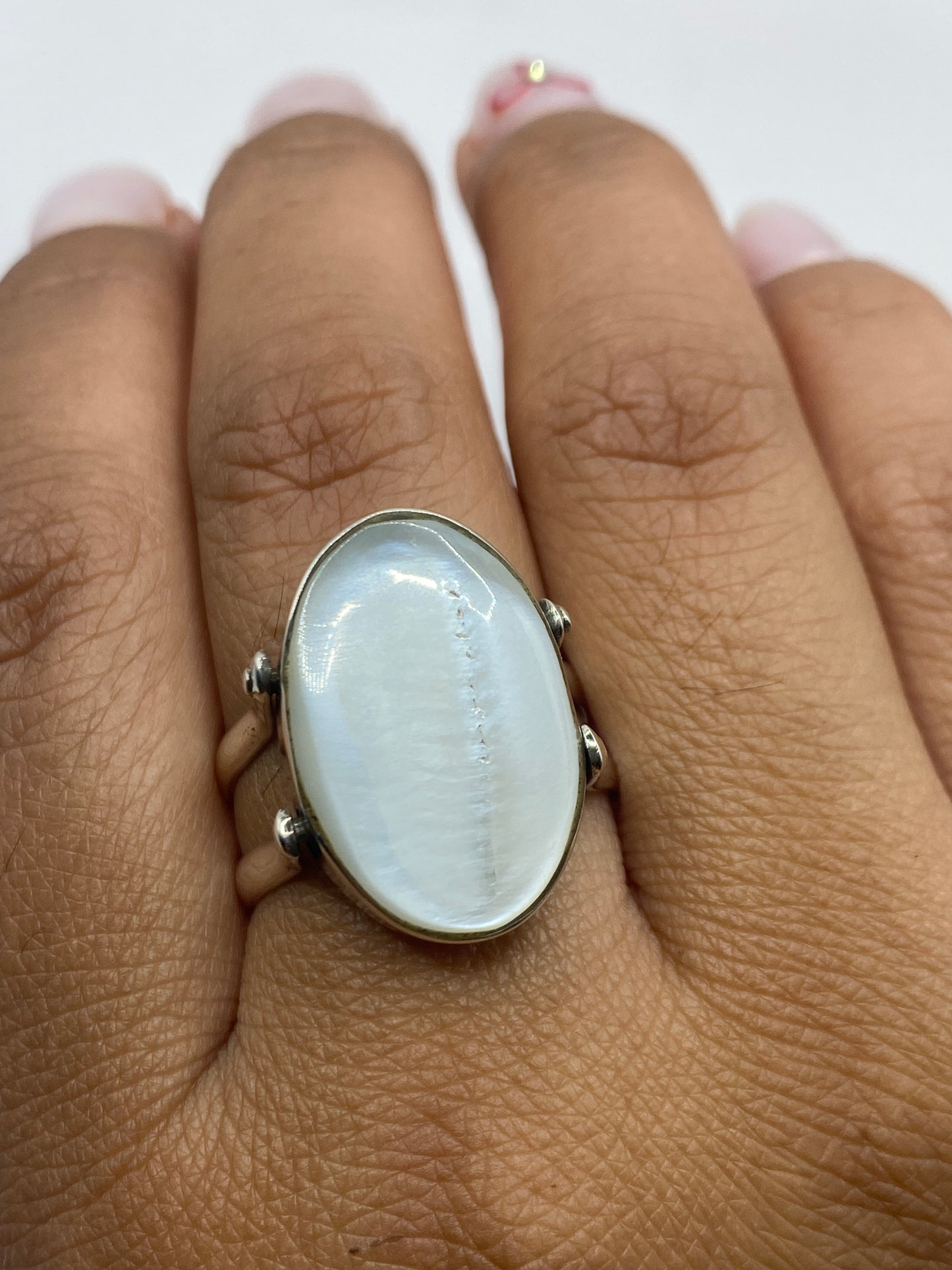 Anillo sobre fondo blanco con visible el Quinto .925