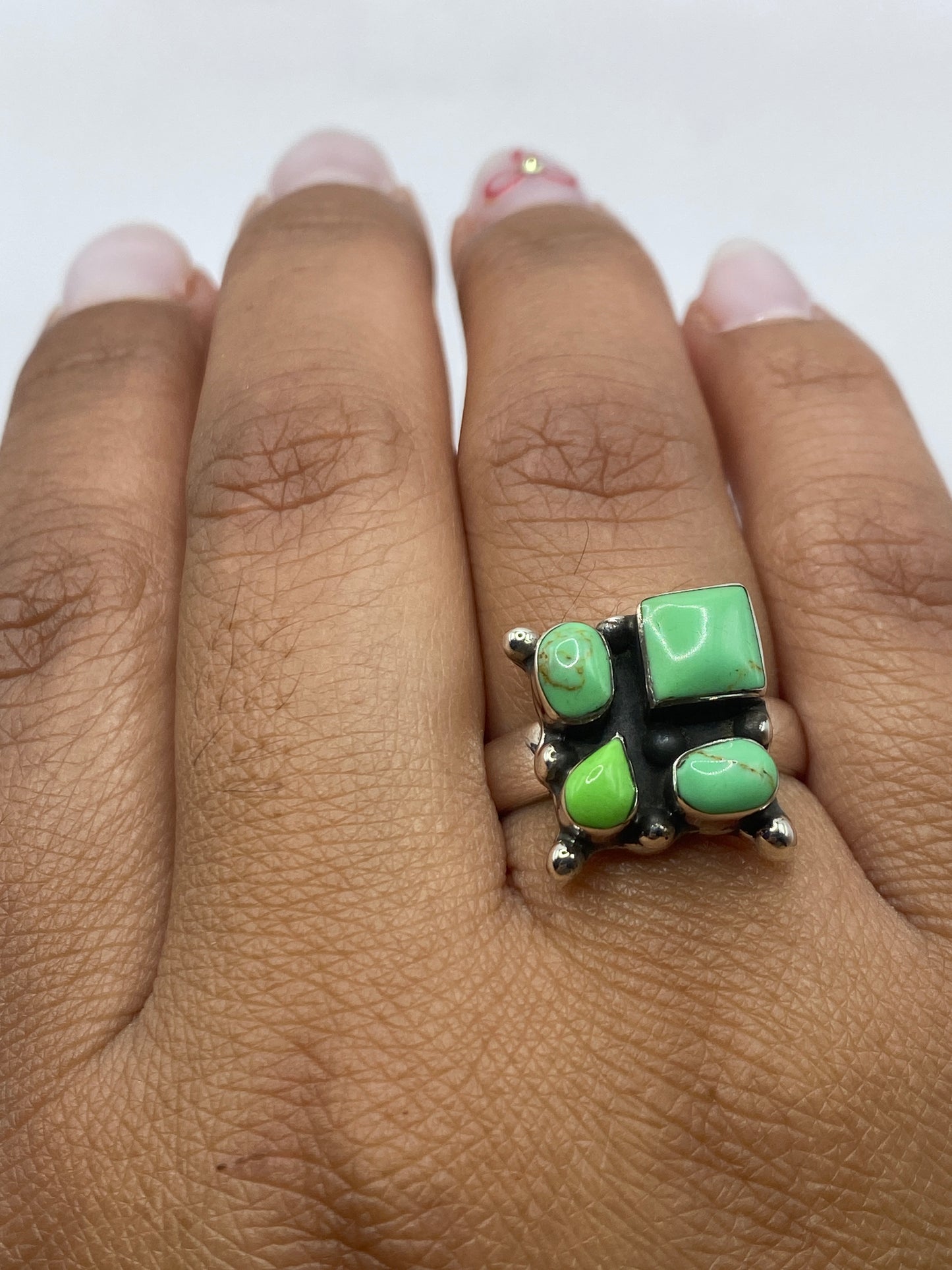Anillo sobre fondo blanco con sello .925 visible en la banda
