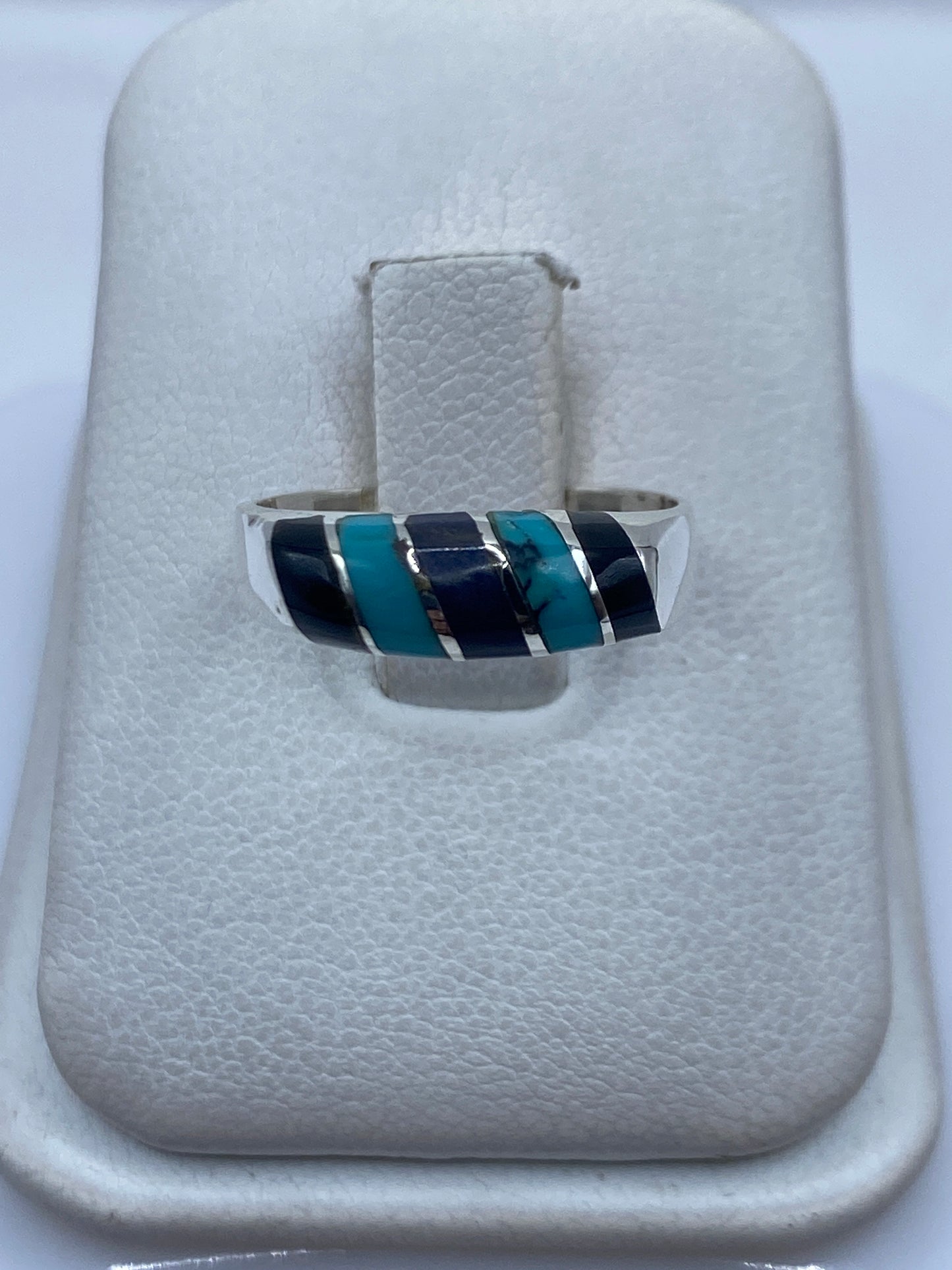 Anillo de plata con turquesa azul cielo en bandas alternas sobre estuche blanco