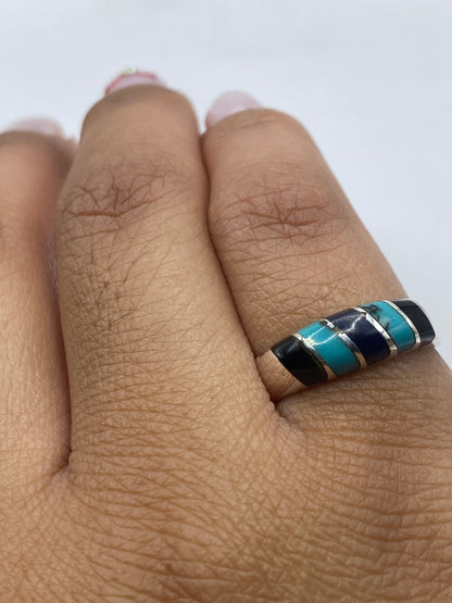 Anillo en dedo mostrando el engaste delicado de la piedra