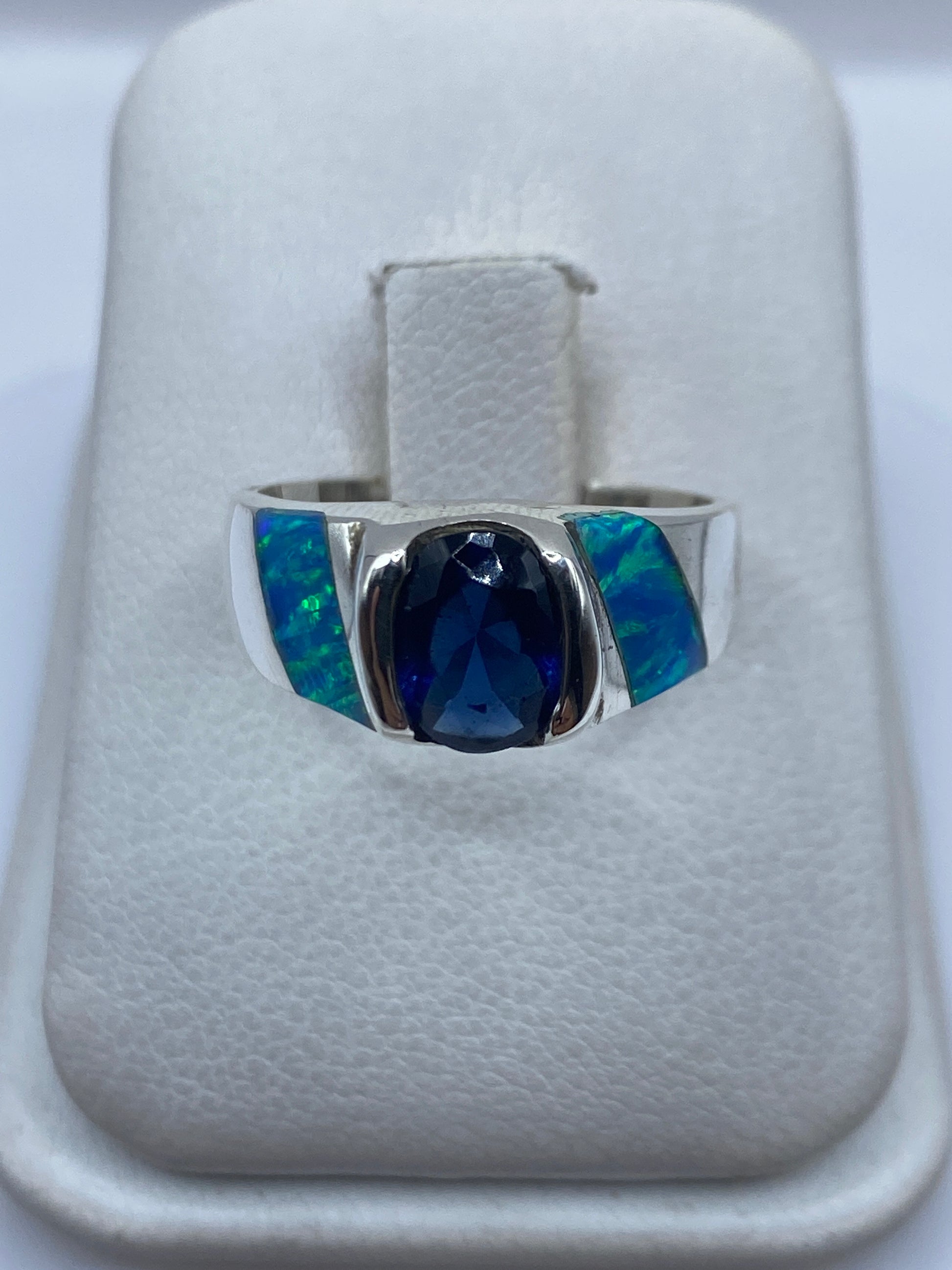 Anillo de plata .950 con Ópalo de Fuego azul engastado en bandas de plata pulida