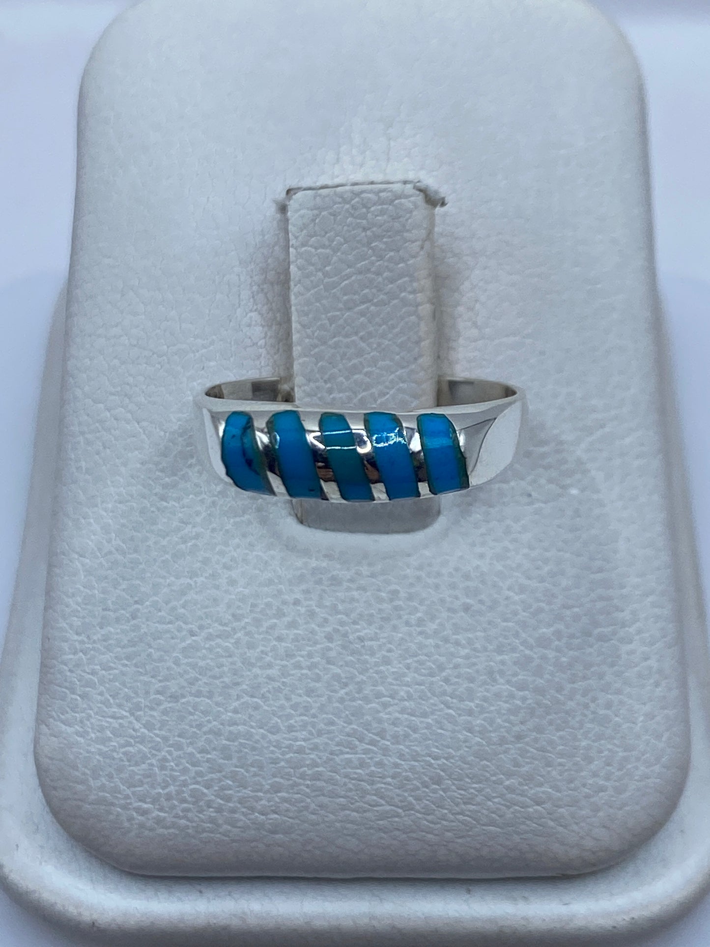 Anillo de plata .925 con turquesa azul cielo en bandas, sobre estuche blanco