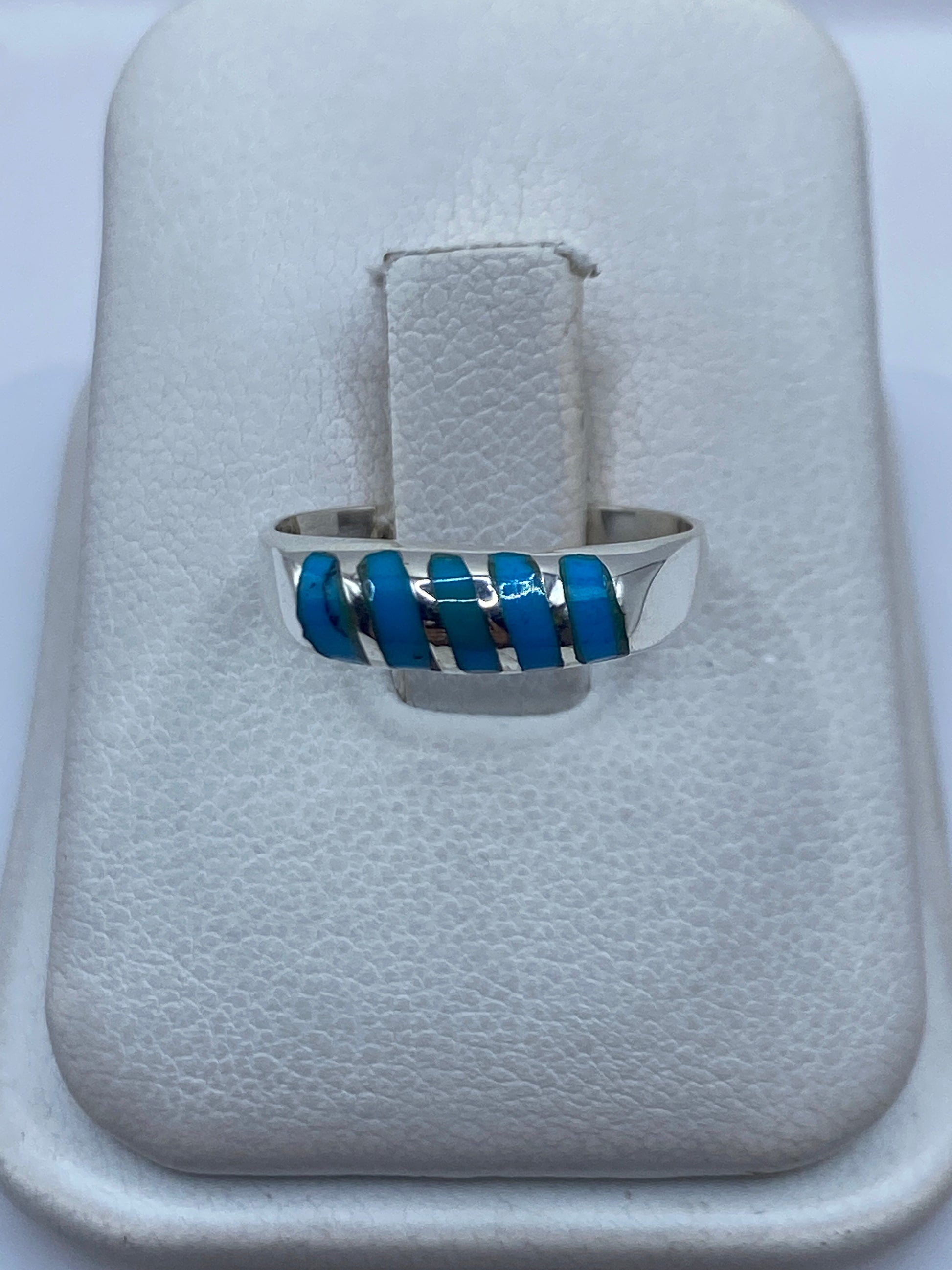 Anillo de plata .925 con turquesa azul cielo en bandas, sobre estuche blanco