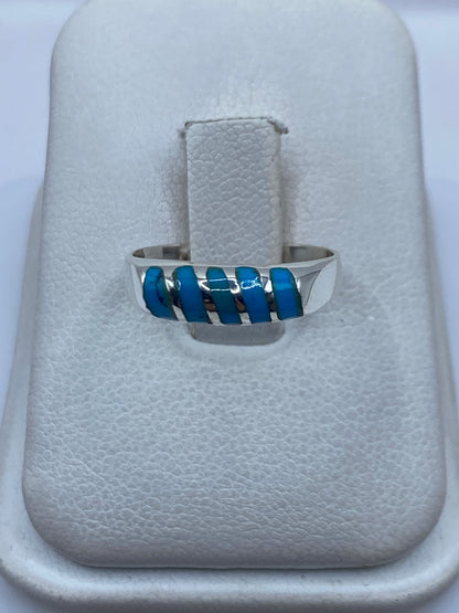 Anillo de plata .925 con turquesa azul cielo en bandas, sobre estuche blanco