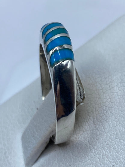Anillo en la mano demostrando su peso ligero y diseño minimalista