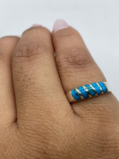 Anillo de perfil contra fondo blanco revelando el Quinto .925 en el interior