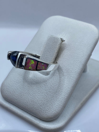 Vista lateral del anillo de plata .925 con ópalo rosa engastado, detalle del Quinto