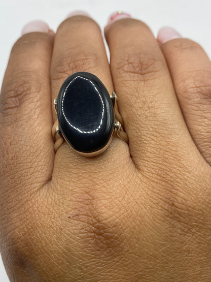 Anillo sobre fondo blanco con Quinto .925 visible en la banda interior