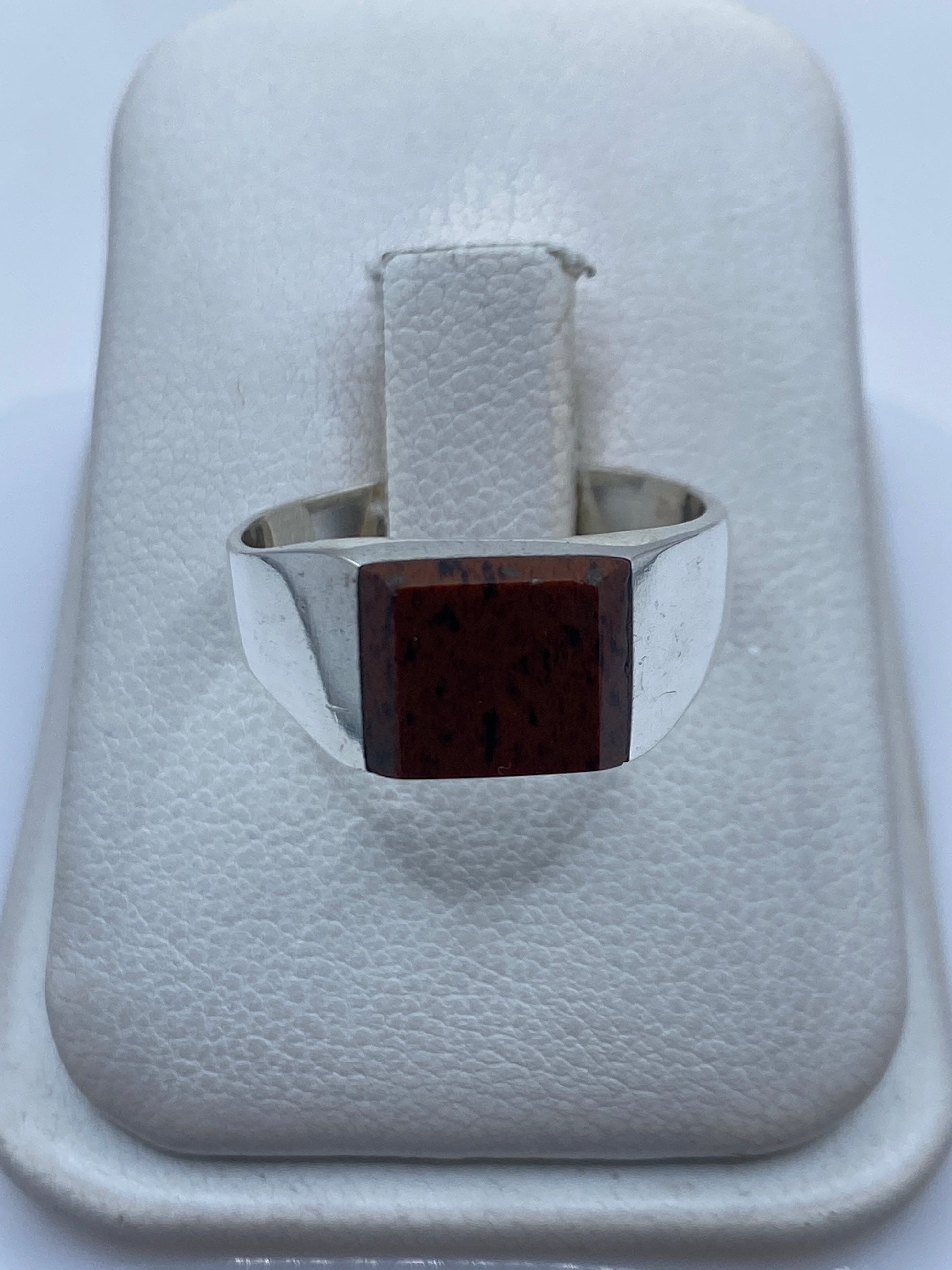 Anillo de plata .925 con piedra cafe engastada, vista frontal en estuche blanco