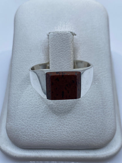 Anillo de plata .925 con piedra cafe engastada, vista frontal en estuche blanco
