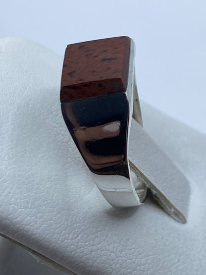 Anillo en dedo mostrando proporción y acabado