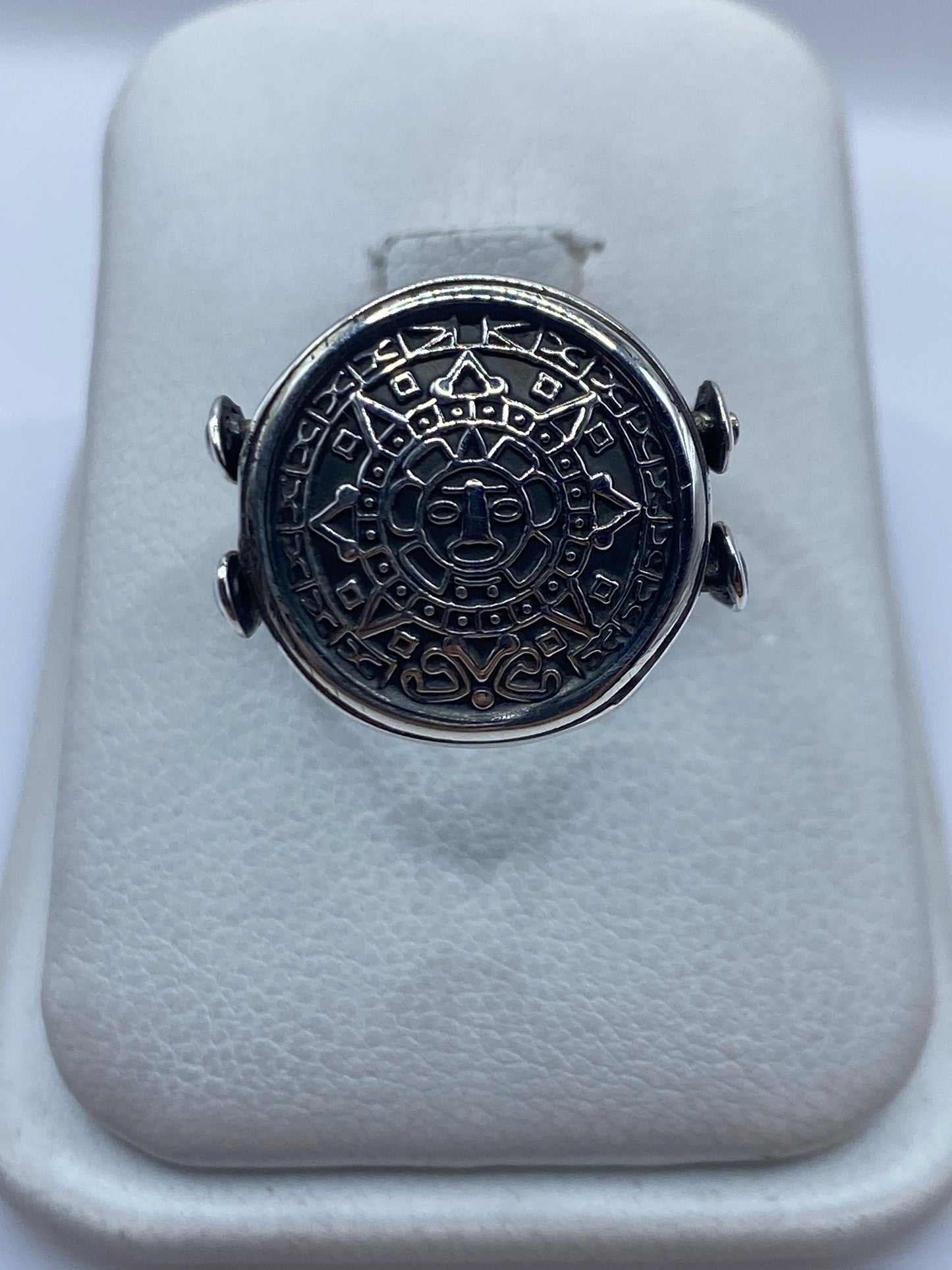 Vista frontal del anillo prehispánico con calendario azteca grabado en plata .925