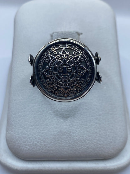 Vista frontal del anillo prehispánico con calendario azteca grabado en plata .925