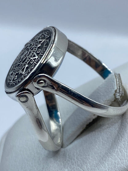 Detalle del engaste a mano de la turquesa natural en tono azul cielo