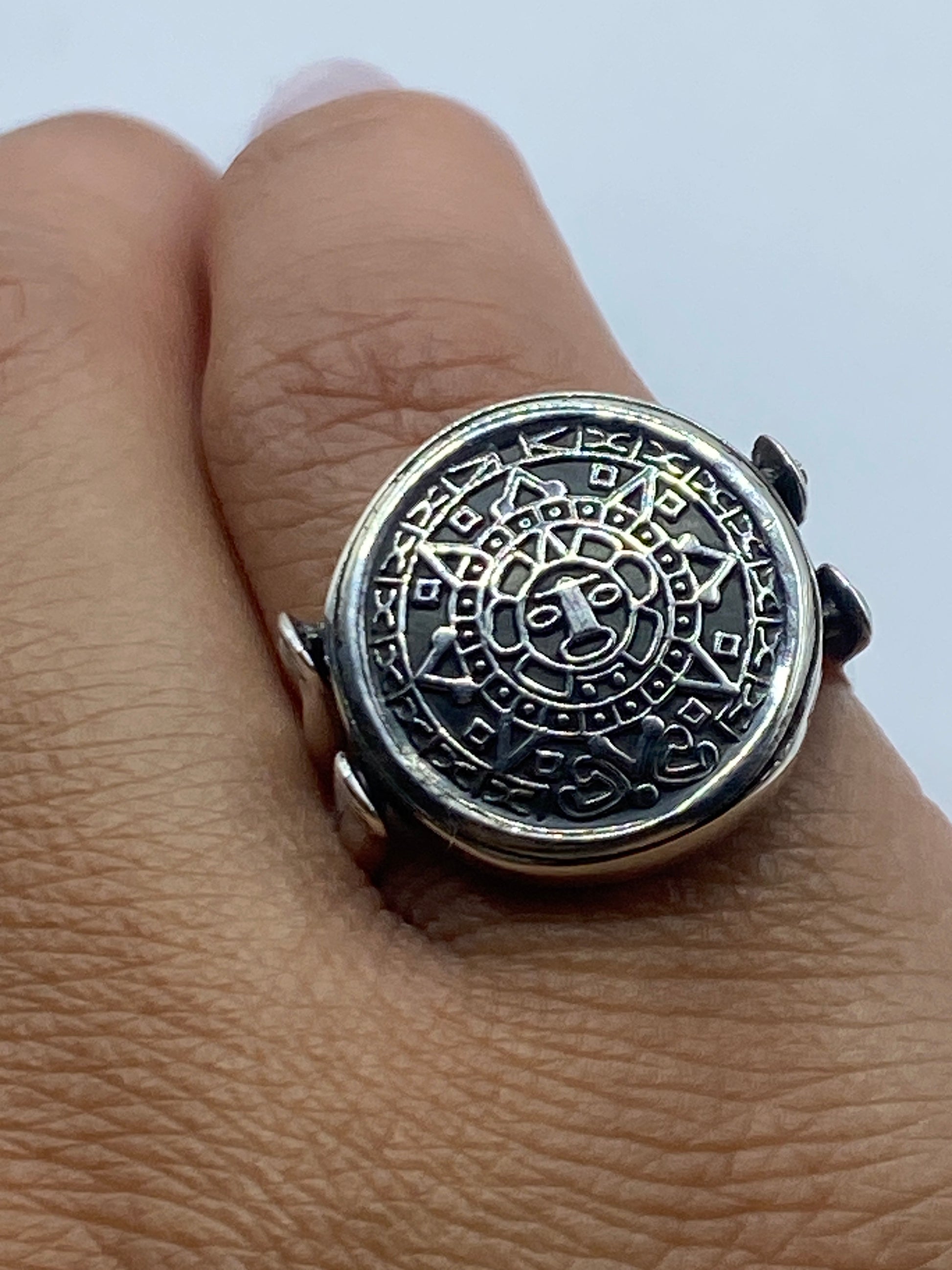 Anillo sobre fondo blanco mostrando el Quinto 925 grabado en el interior
