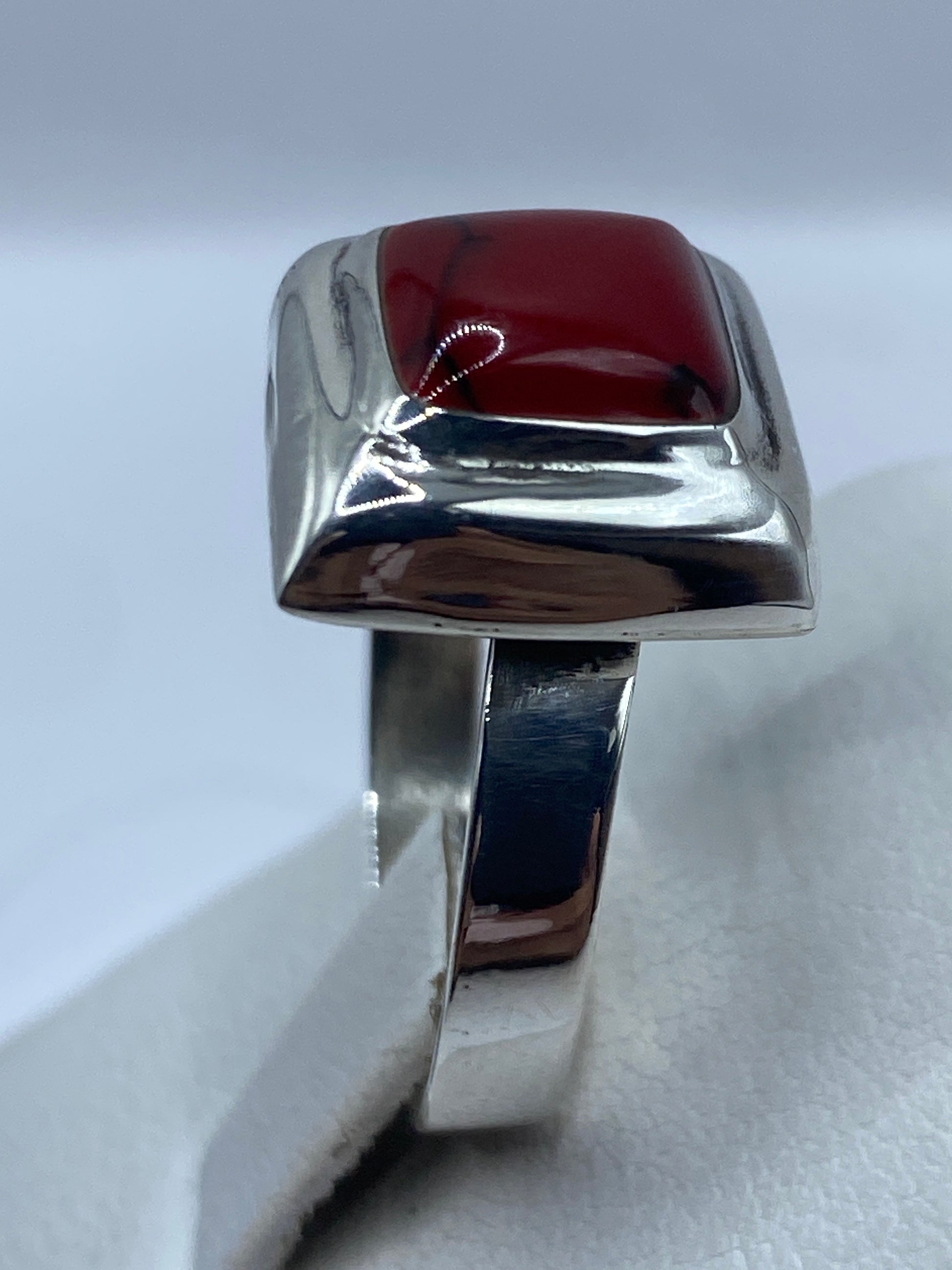 Detalle del engaste de coral rojo a mano en plata de Taxco