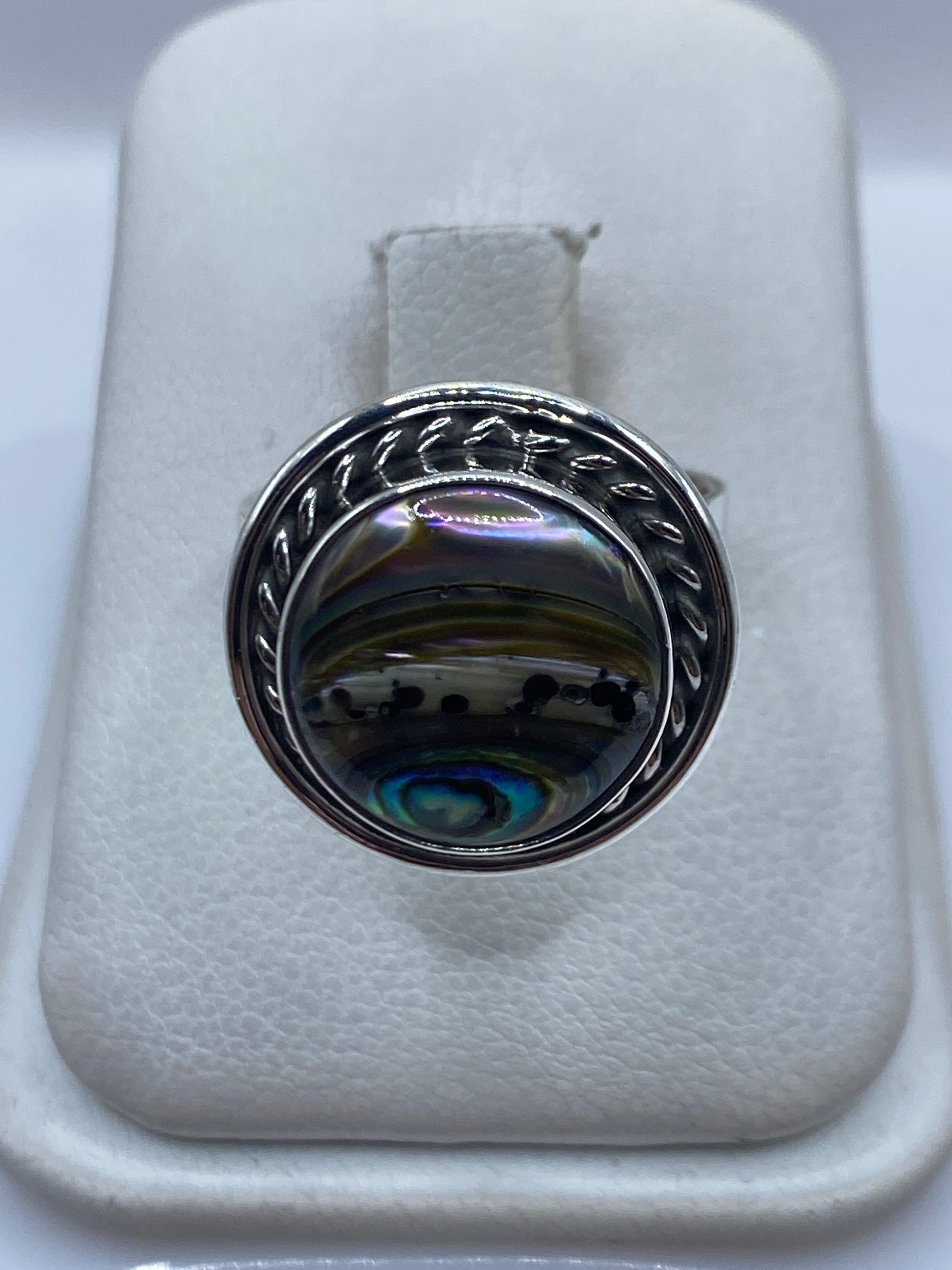 Anillo de plata ajustable con piedra engastada en marco ornamental, vista frontal