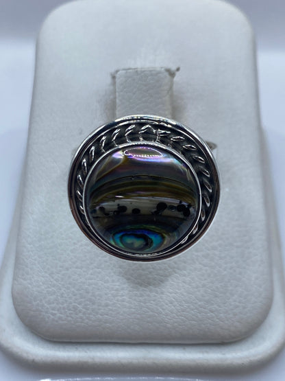 Anillo de plata ajustable con piedra engastada en marco ornamental, vista frontal