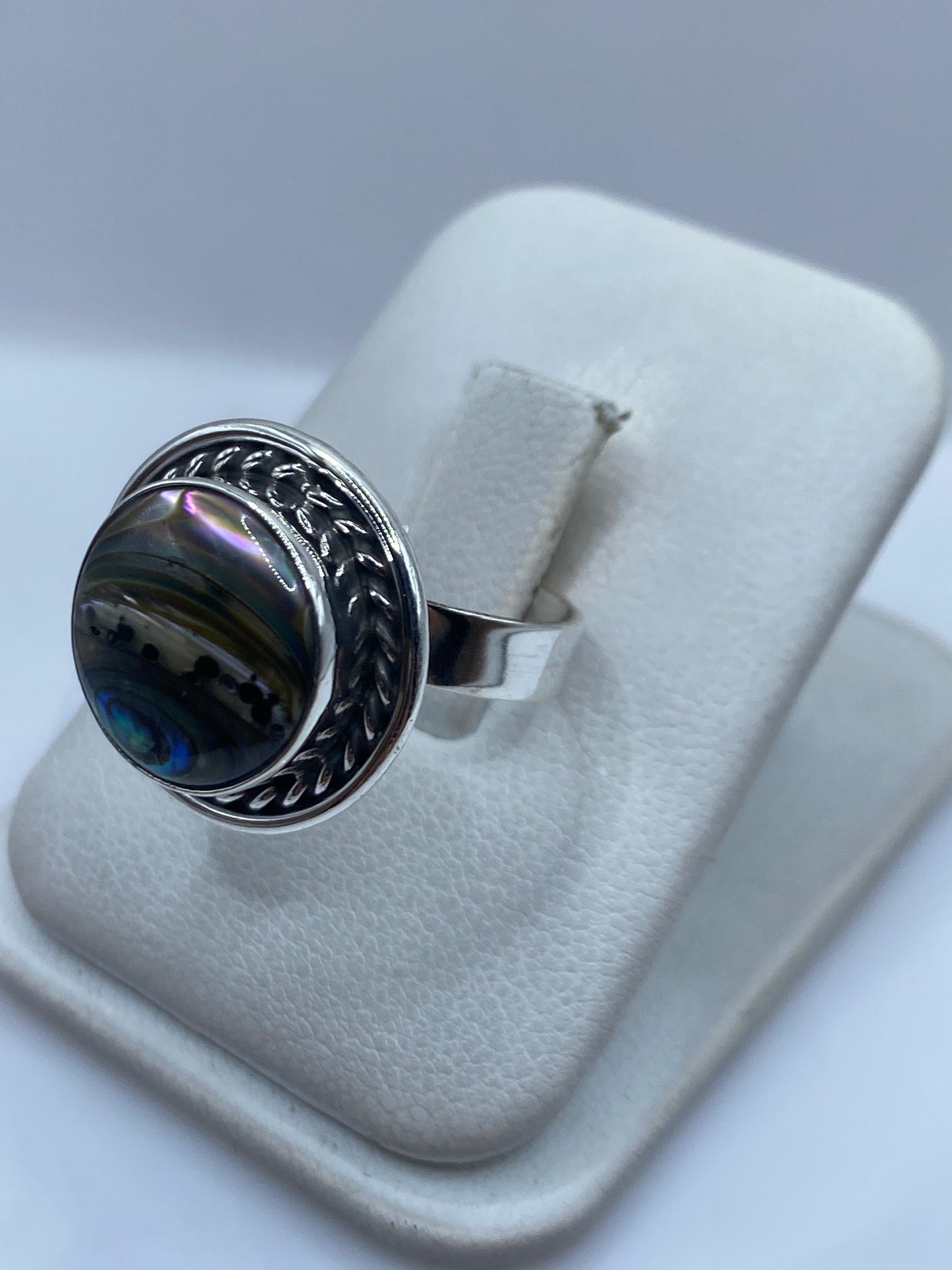 Anillo vintage de plata .925 en la mano, mostrando el tamaño ajustable
