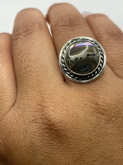Anillo sobre fondo blanco, evidenciando el Quinto .925 y el acabado pulido