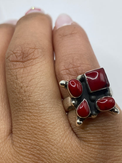 Anillo sobre fondo blanco con Quinto .925 visible en el interior