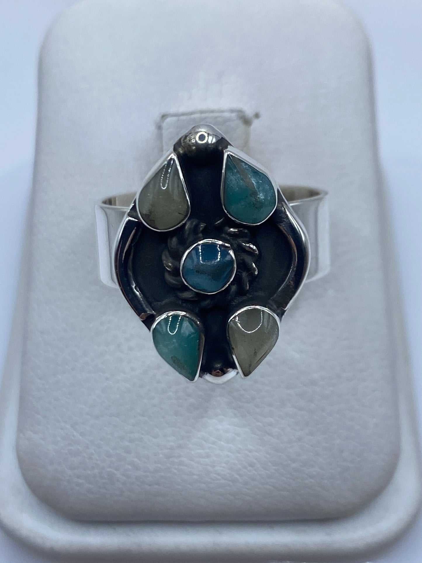 Anillo ajustable de plata .925 con cinco piedras azul engastadas a mano, visto de frente