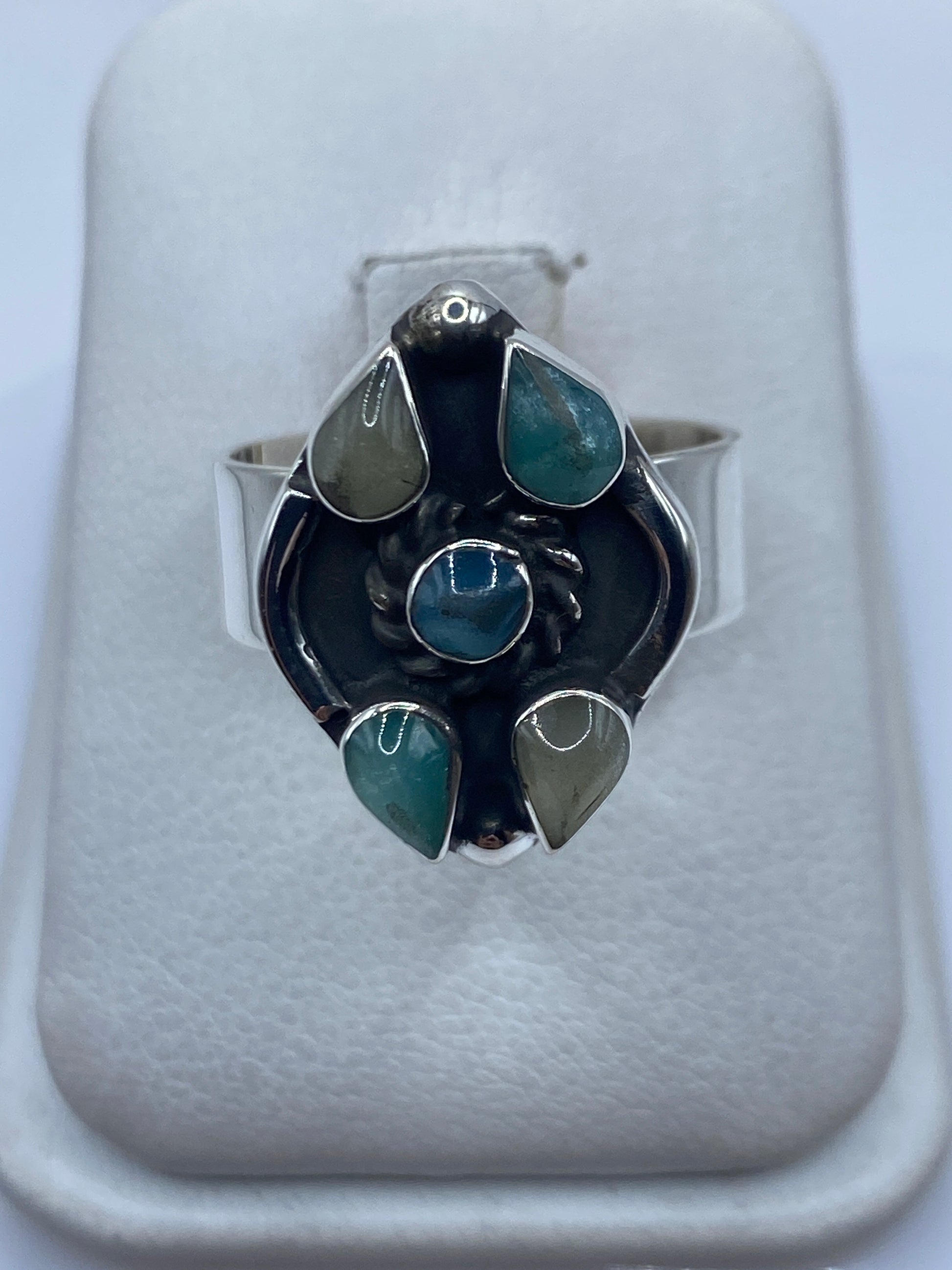 Anillo ajustable de plata .925 con cinco piedras azul engastadas a mano, visto de frente