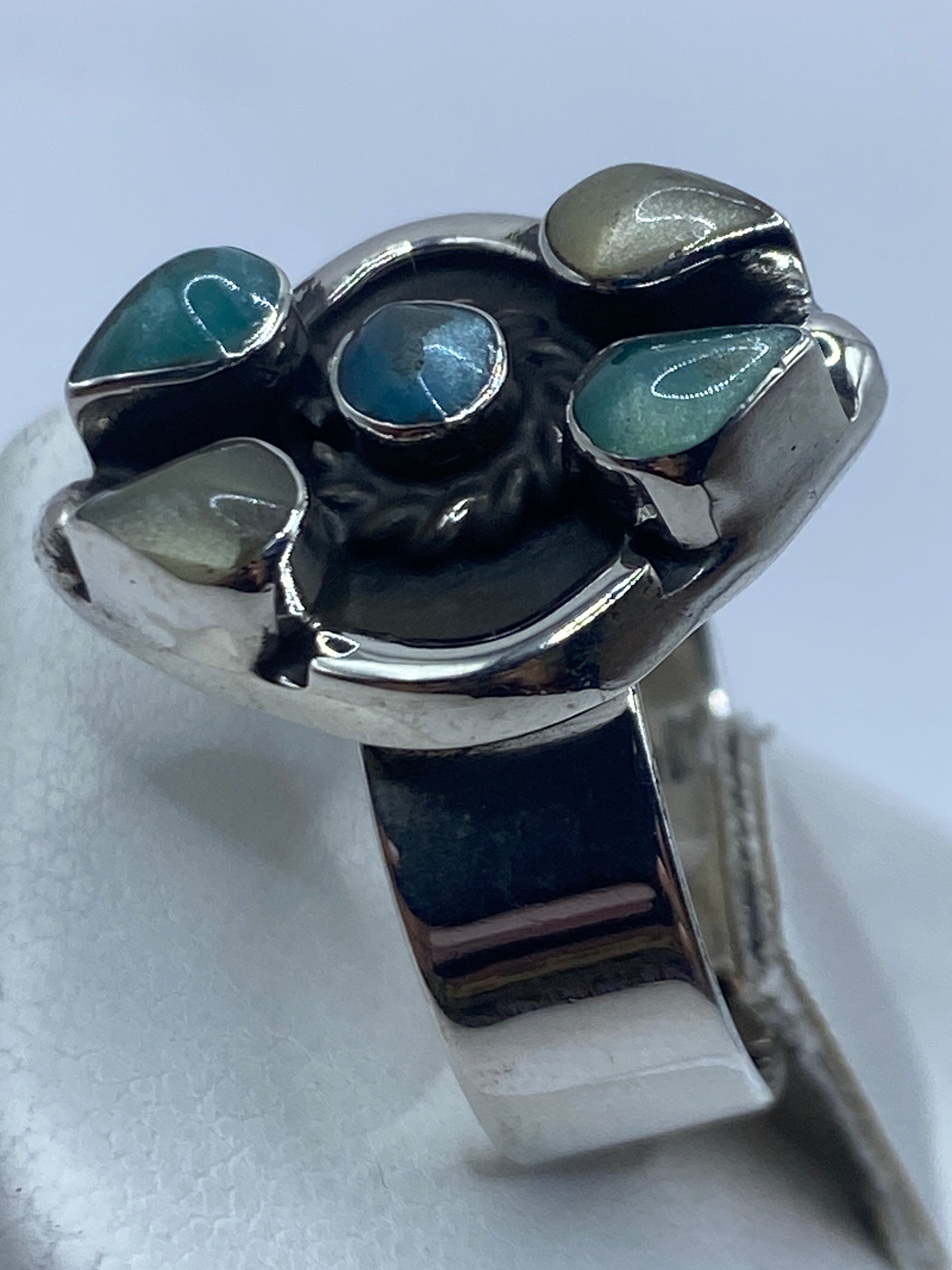 Detalle de la incrustación de piedra azul sobre fondo blanco