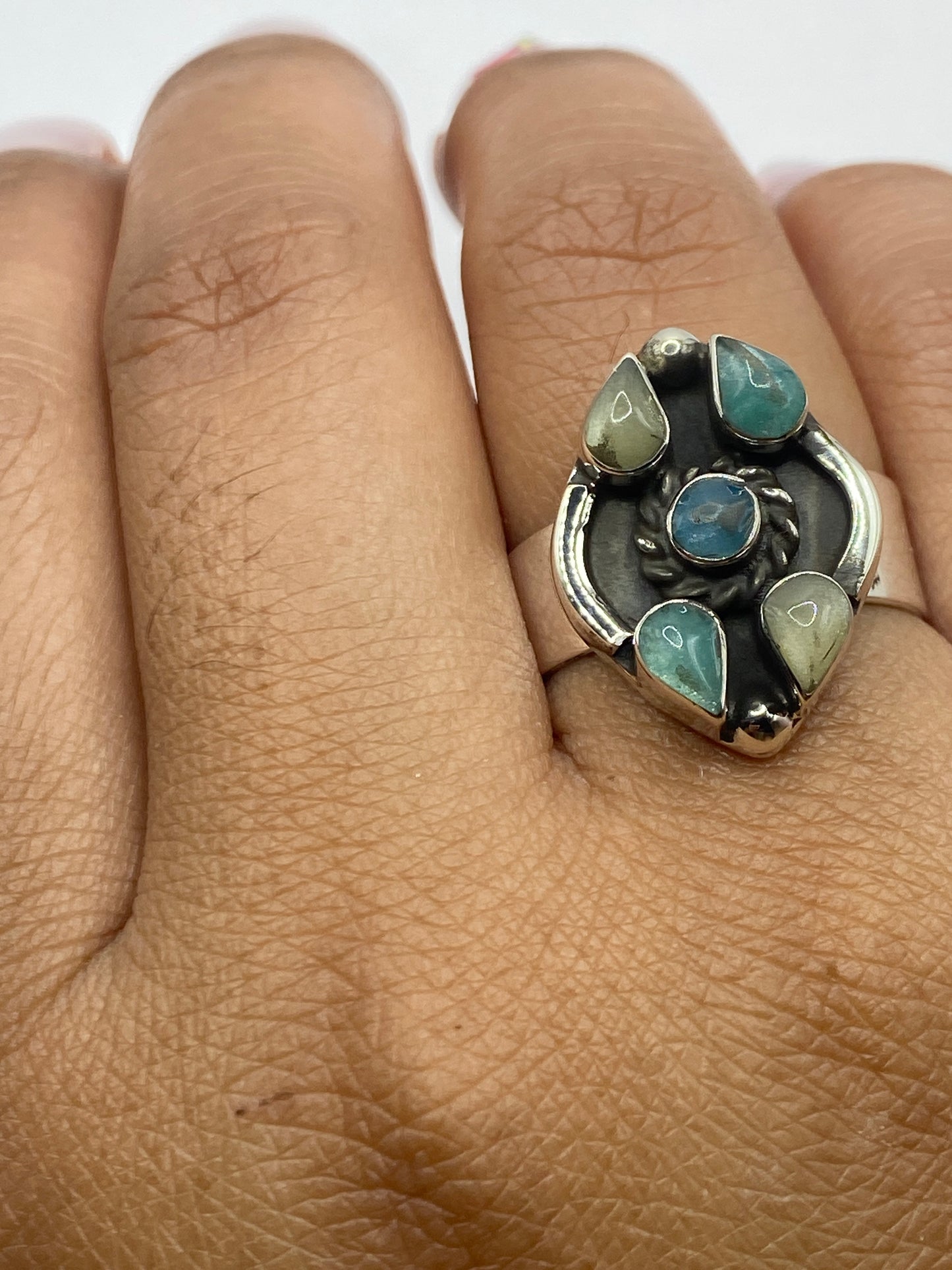 Anillo puesto en dedo de mujer mostrando el ajuste cómodo y el brillo de la plata