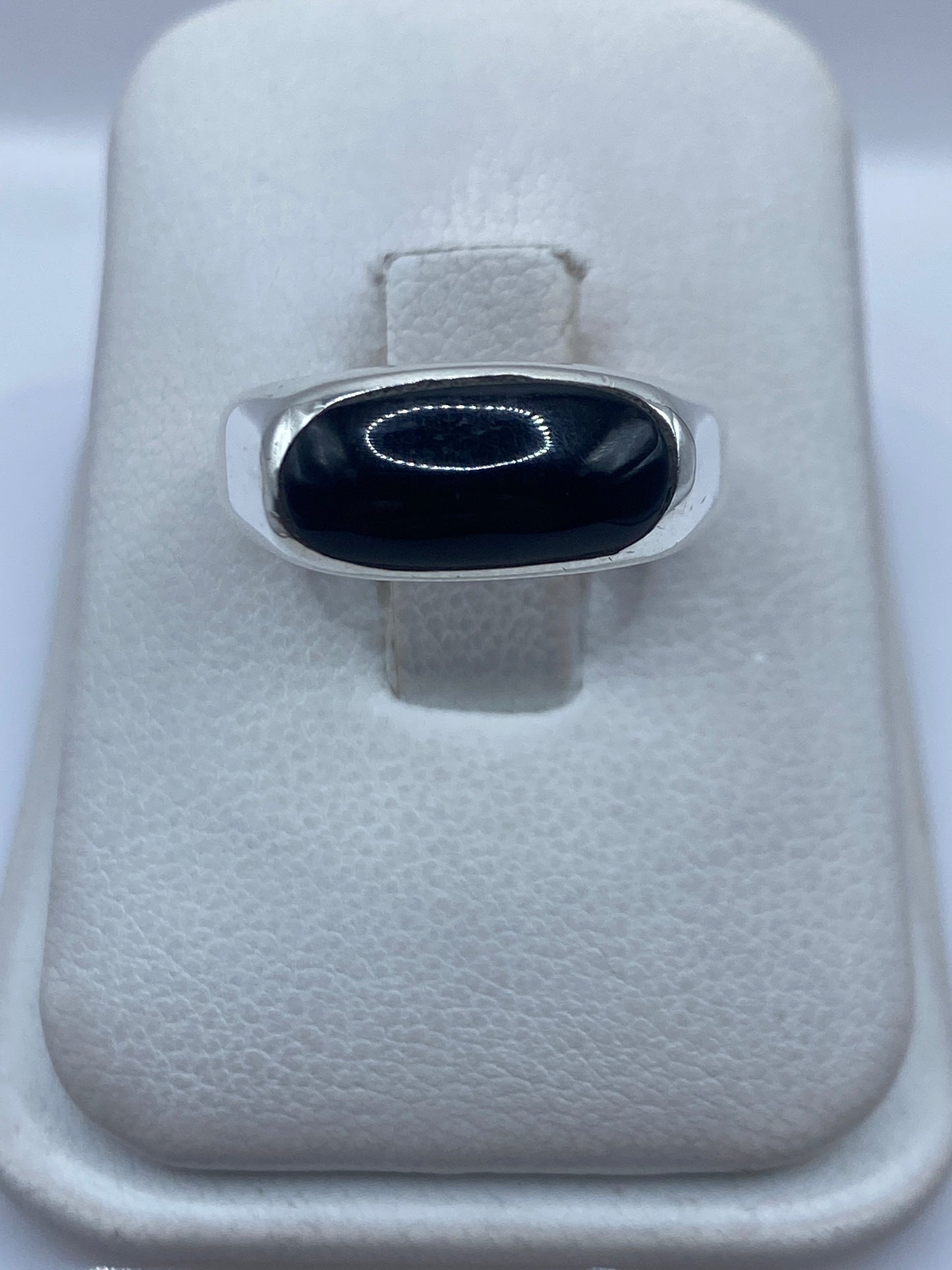 Anillo de plata .925 con ónix negro engastado a mano, vista frontal en estuche blanco