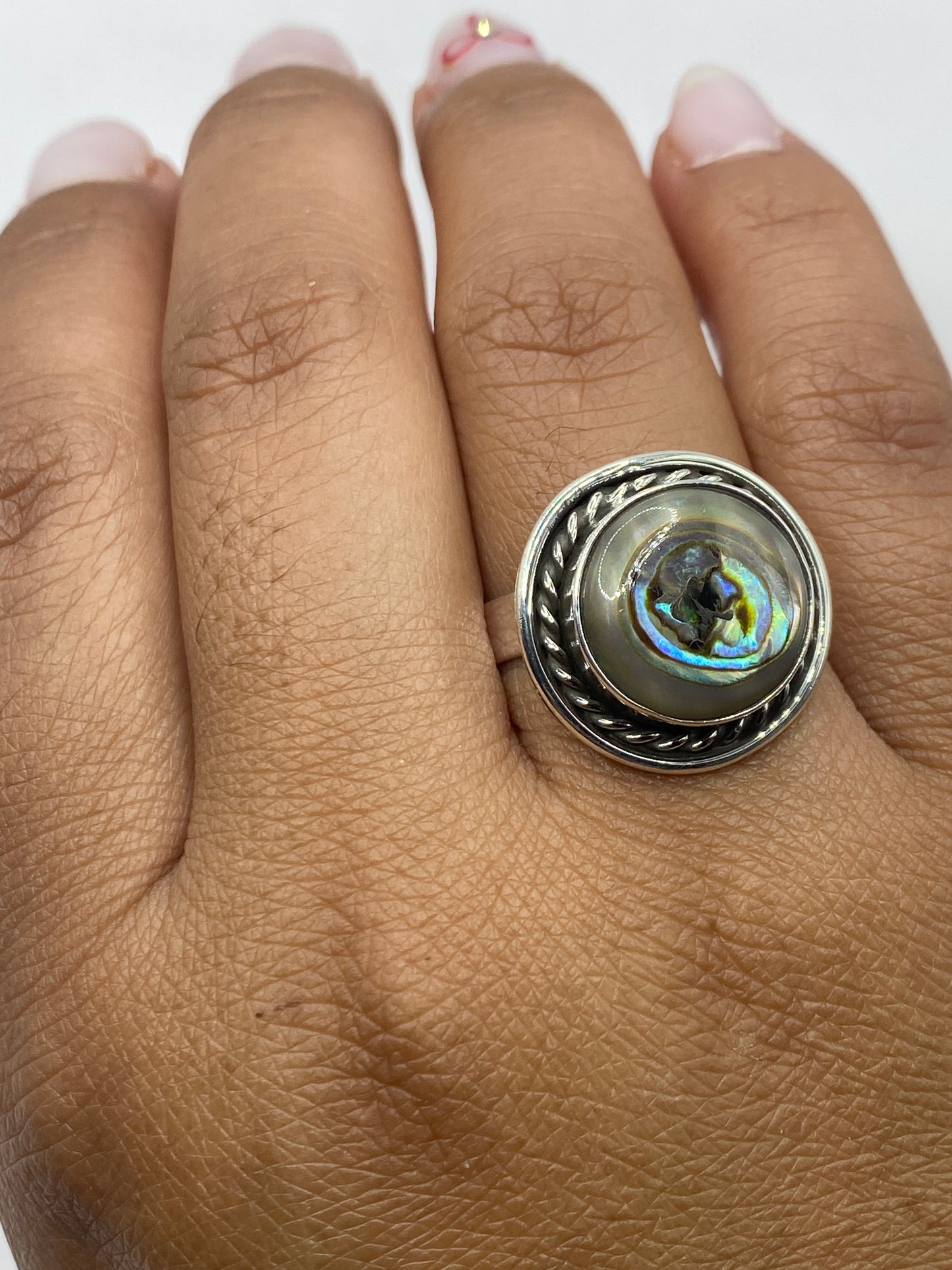 Anillo en la mano mostrando flexibilidad y tamaño ajustable