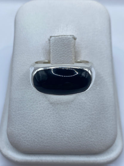 Anillo de plata .925 con ónix negro en caja de presentación blanca