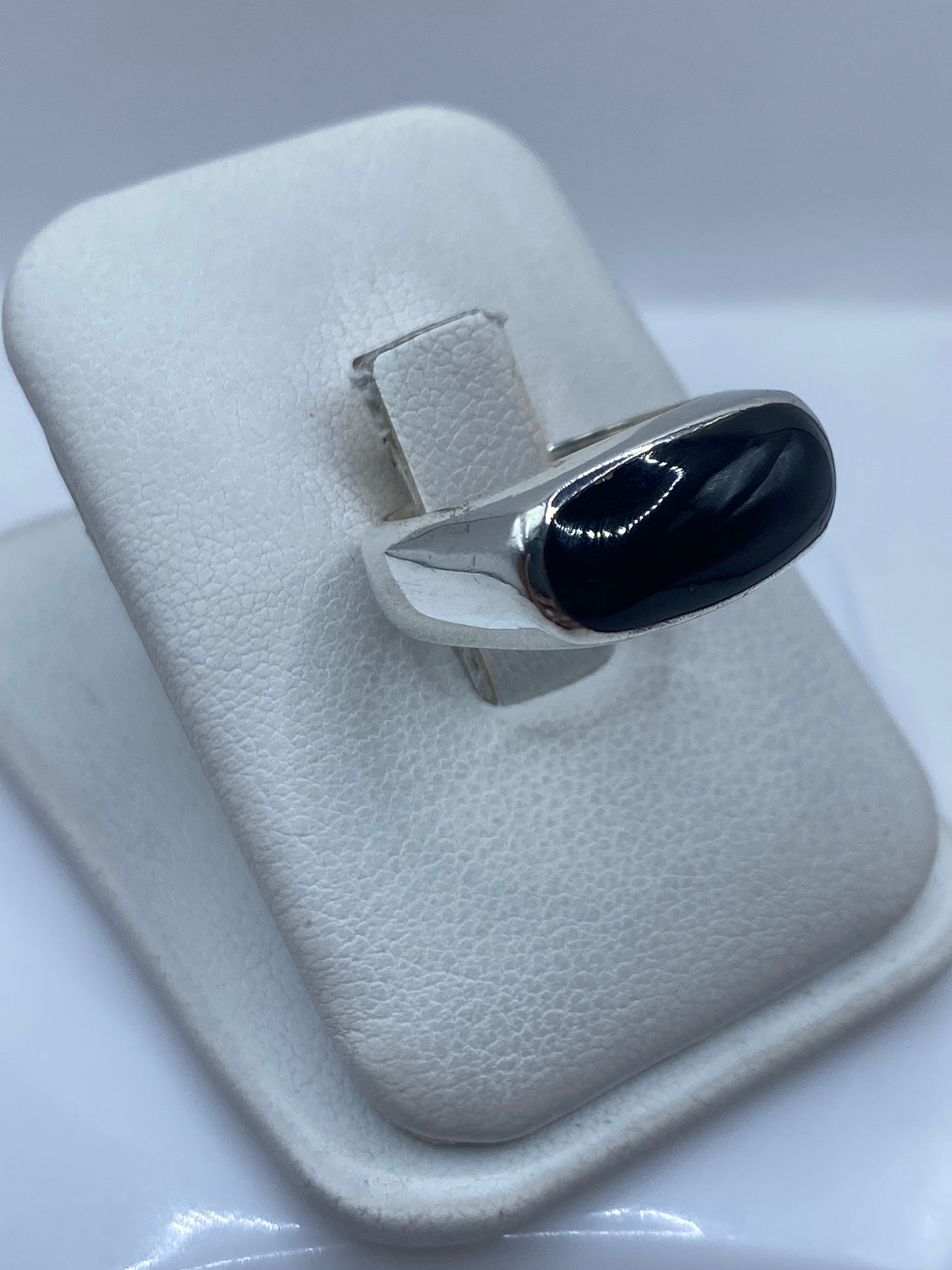 Detalle del ónix negro brillante engastado en plata, vista superior
