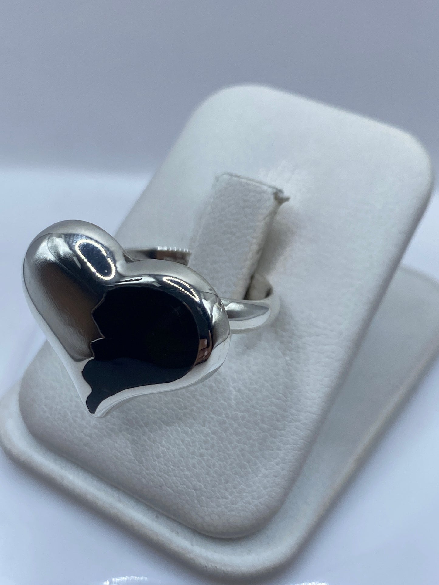 Detalle del engaste a mano del ónix negro en el anillo de plata .925