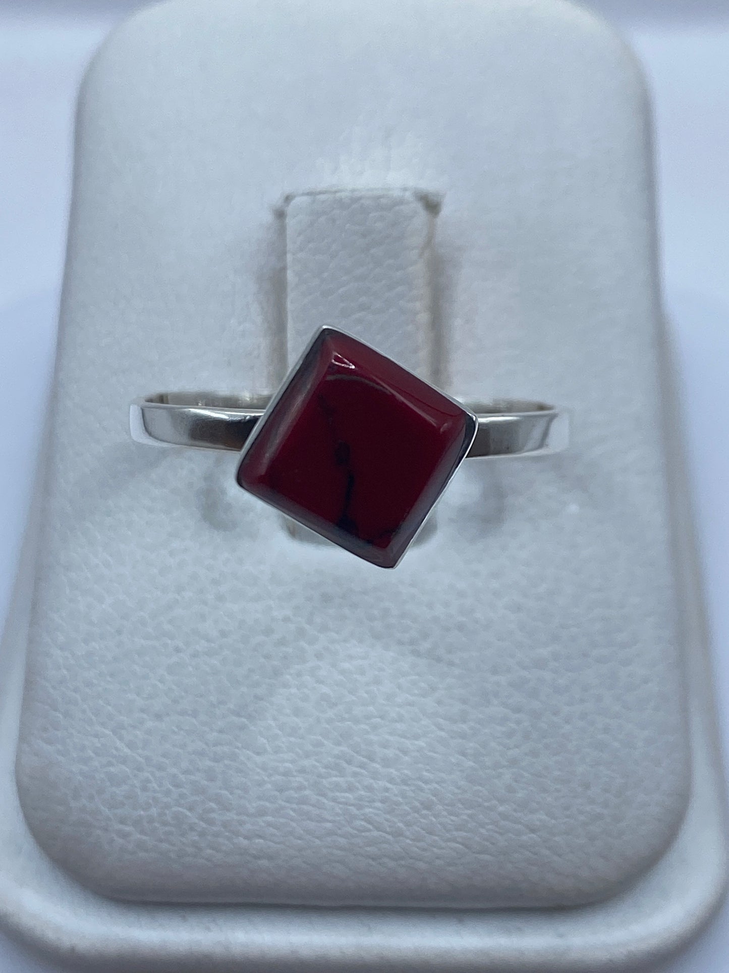 Anillo de plata .950 con coral rojo natural engastado, en estuche blanco