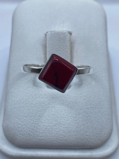Anillo de plata .950 con coral rojo natural engastado, en estuche blanco