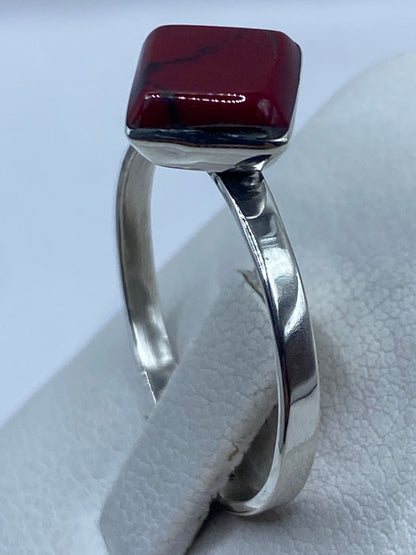 Detalle del coral rojo brillante en la mano