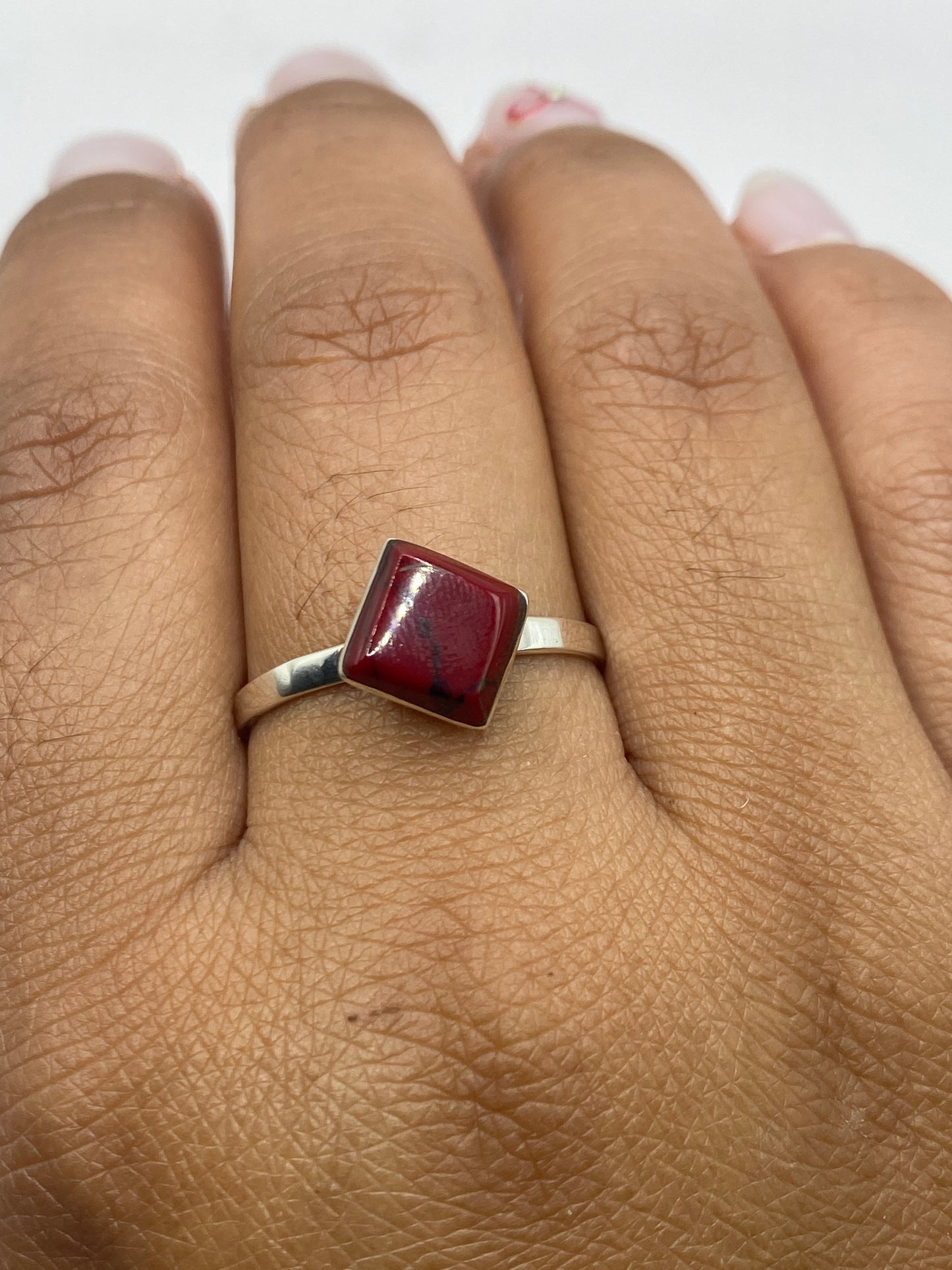 Anillo sobre superficie gris mostrando el Quinto .950 grabado