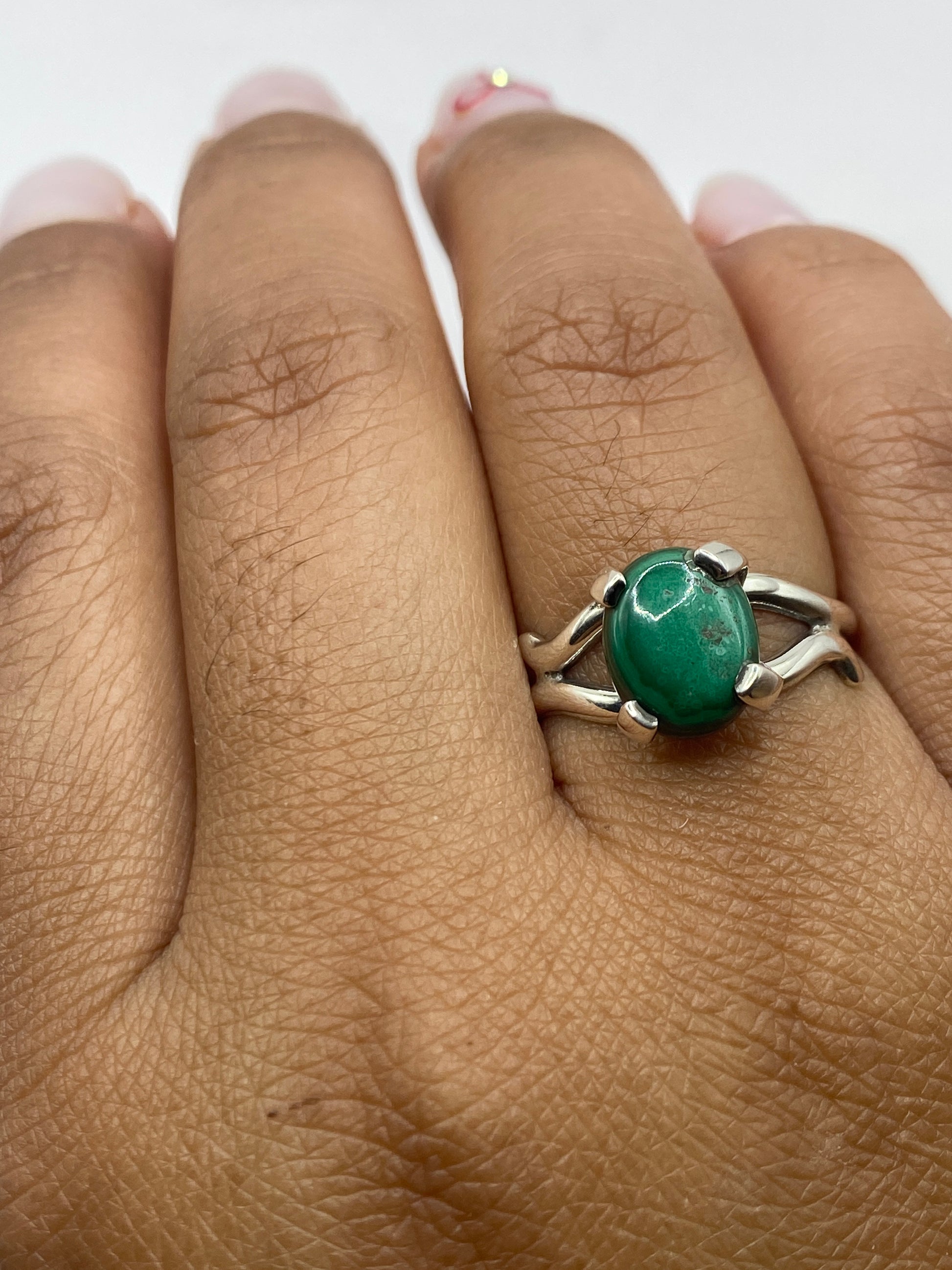 Anillo en dedo mostrando el color verde profundo de la piedra