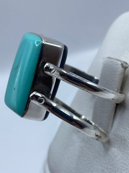 Detalle lateral del engaste a mano de la turquesa en anillo de plata