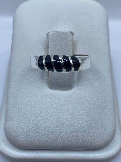 Anillo de plata .925 con ónix negro engastado, vista frontal en estuche blanco