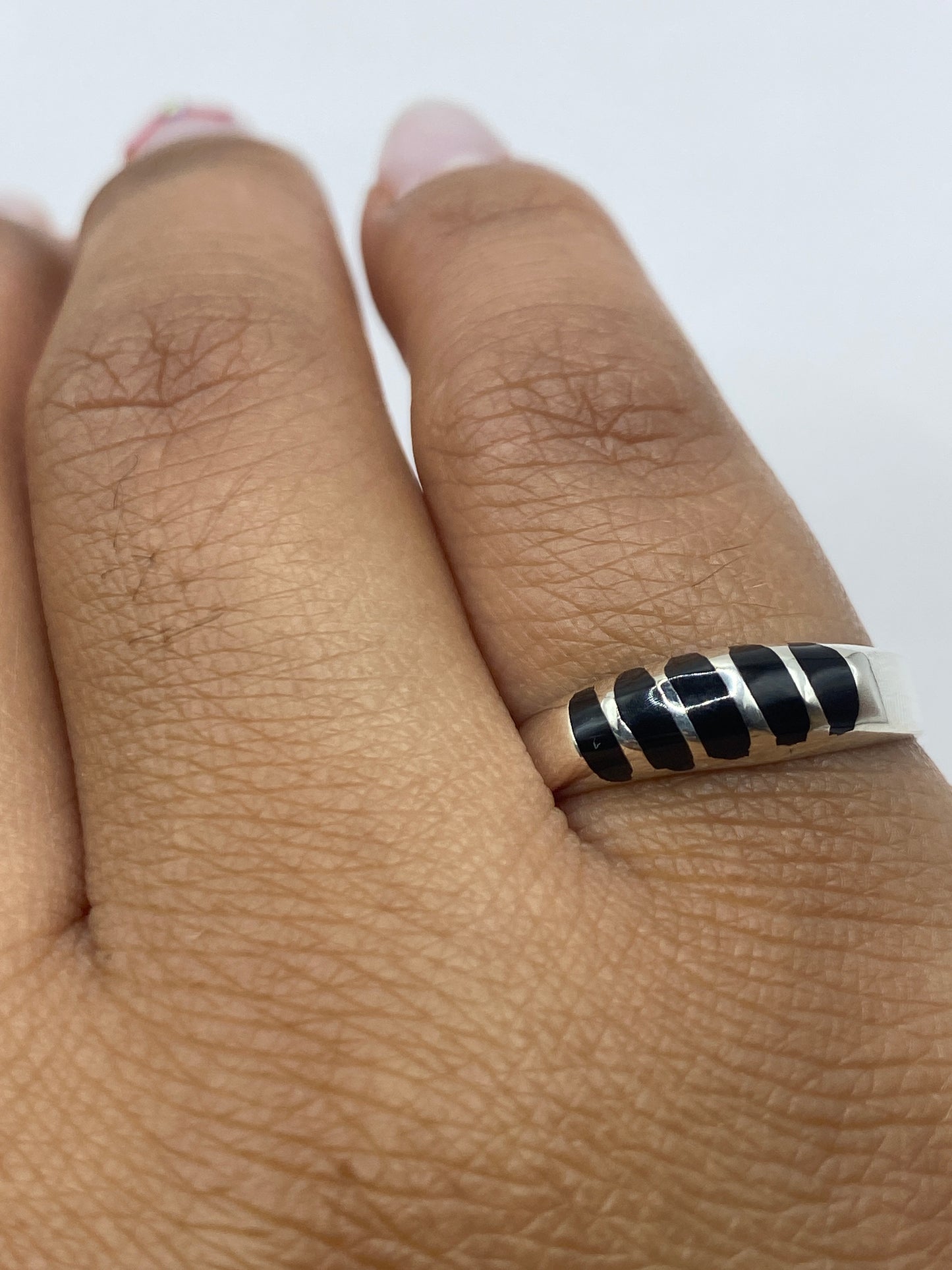 Anillo en la balanza joyero mostrando peso de 2.4 gramos