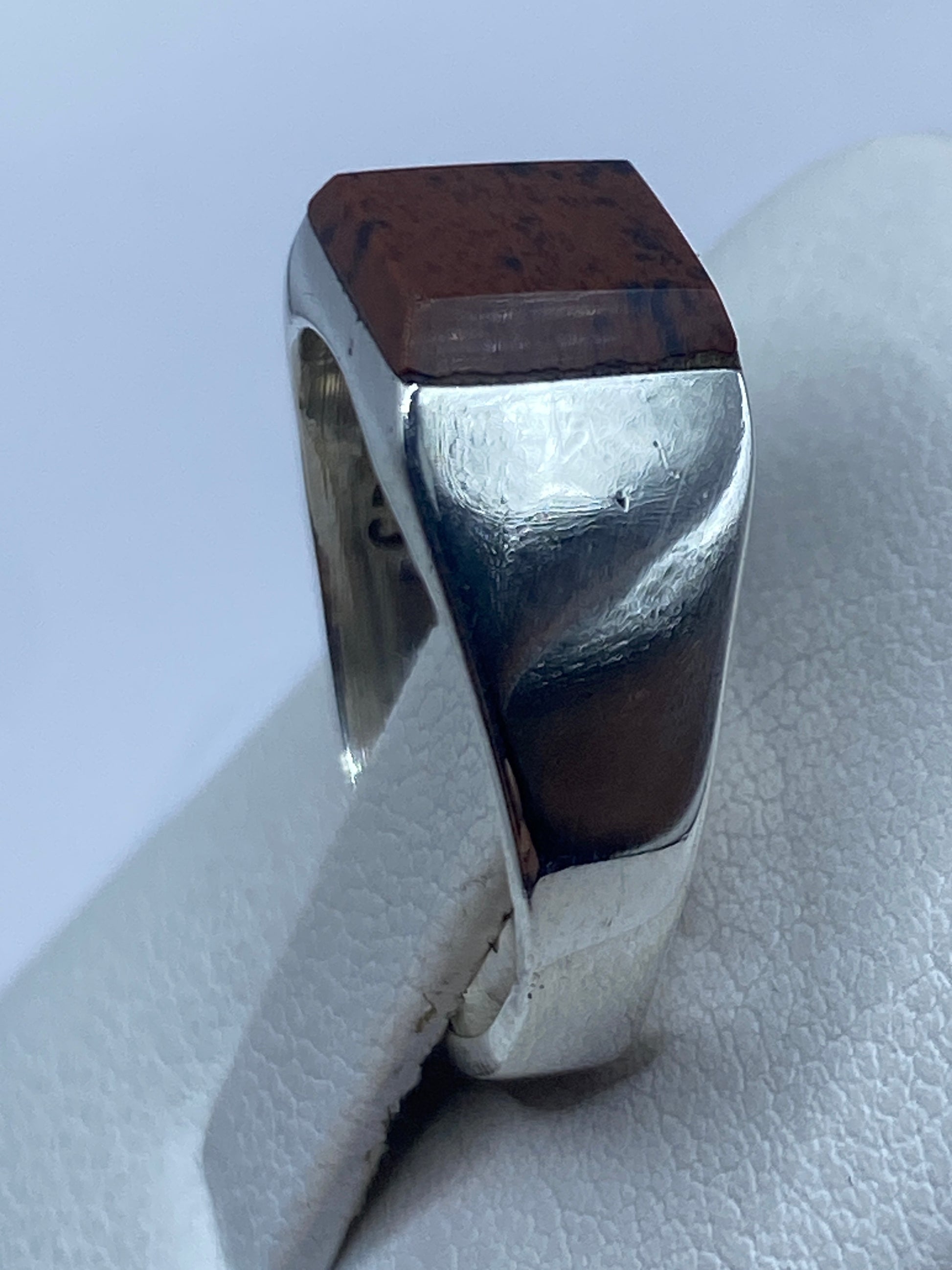 Detalle del engaste a mano y acabado pulido de la plata en el anillo