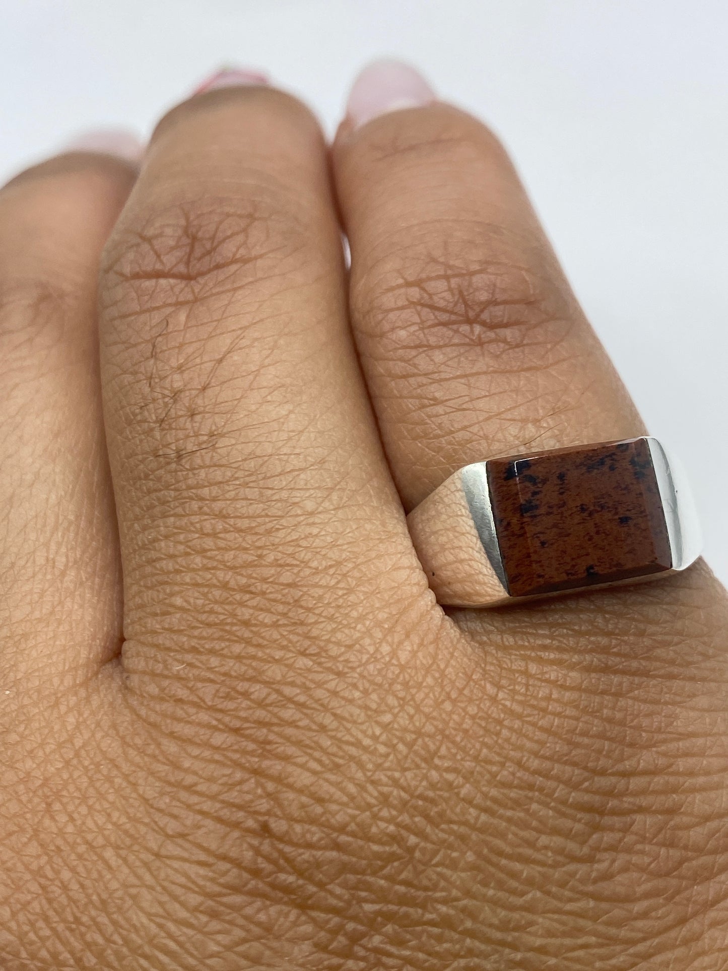 Anillo con el Quinto .925 grabado, sobre fondo gris, con certificado