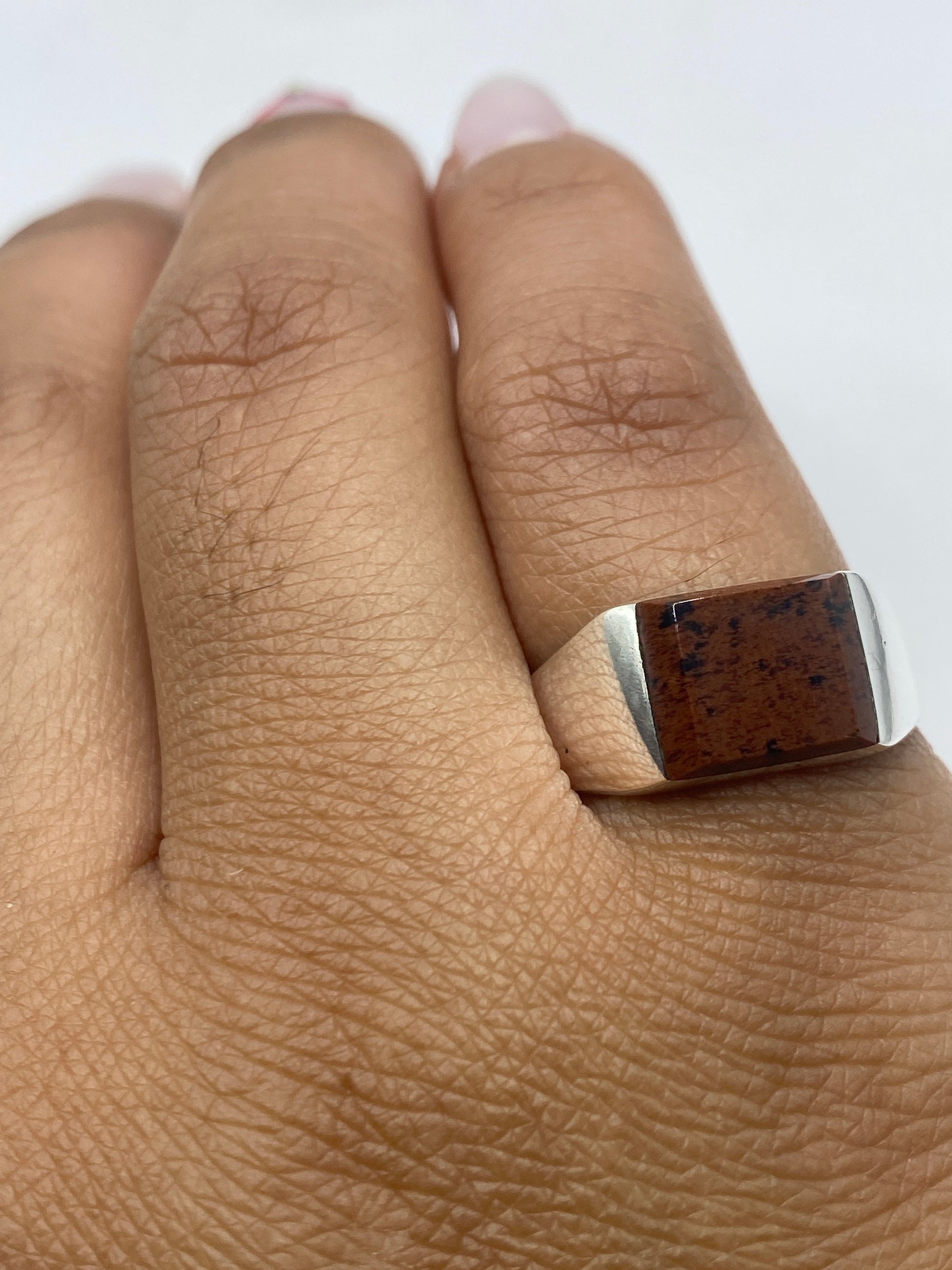 Anillo con el Quinto .925 grabado, sobre fondo gris, con certificado