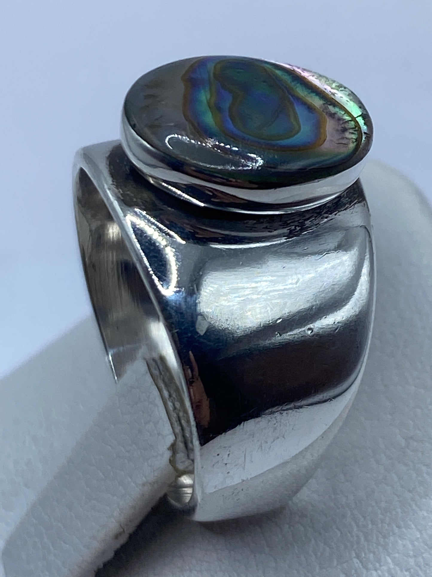 Detalle lateral del anillo de plata con el Quinto .925 marcado