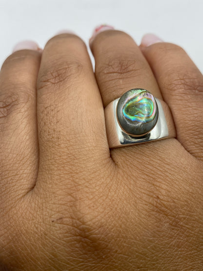 Anillo sobre dedo mostrando el diseño moderno y la piedra en contexto