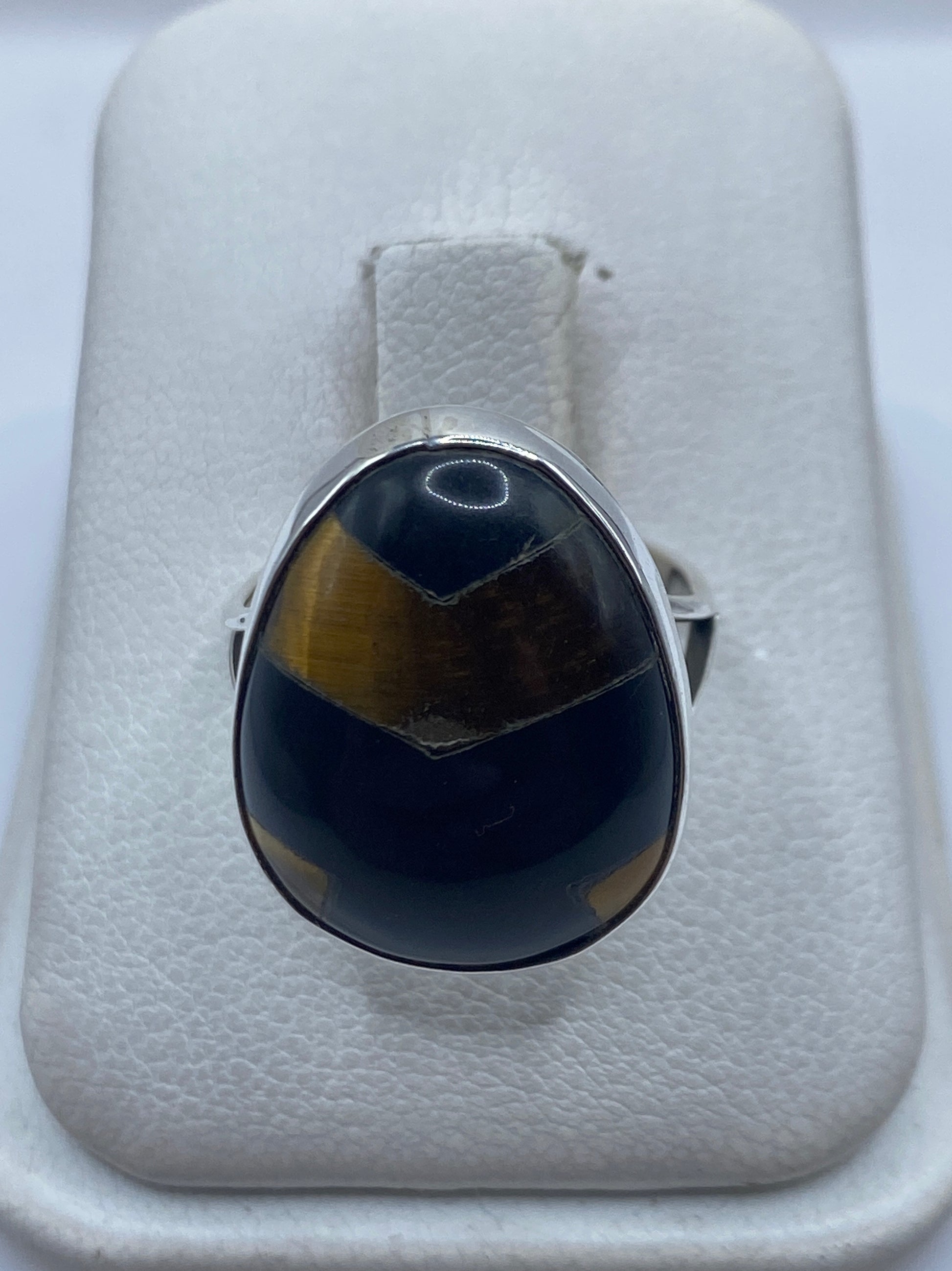 Anillo de plata .925 con ónix negro ovalado engastado a mano, sobre estuche blanco